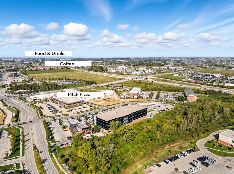 331 Village Pointe Plz, Omaha, NE à louer - Photo de l’immeuble – Image 3 sur 12