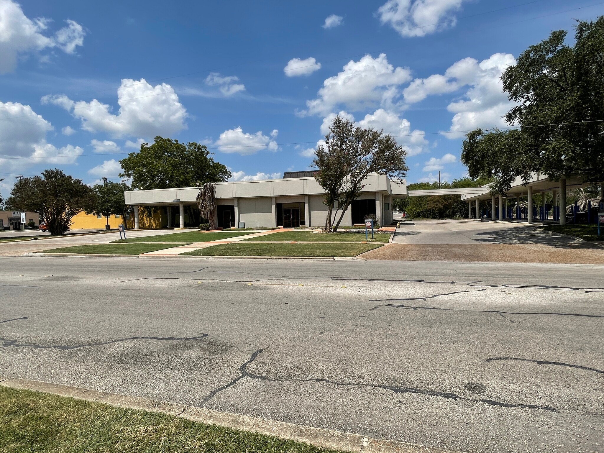 519 E Highland Blvd, San Antonio, TX à louer Photo de l’immeuble– Image 1 sur 11