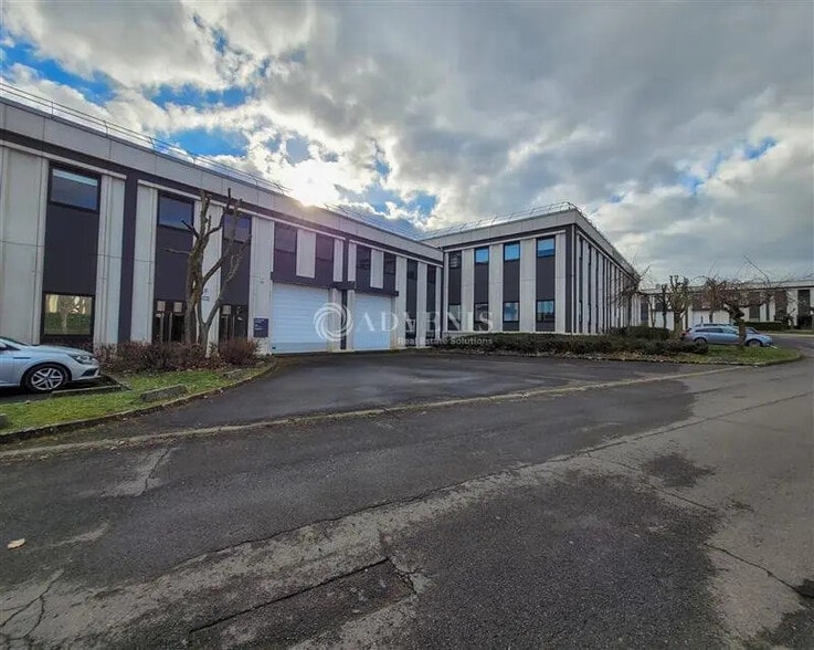 Local d’activités dans Cergy à louer - Photo de l’immeuble – Image 1 sur 5