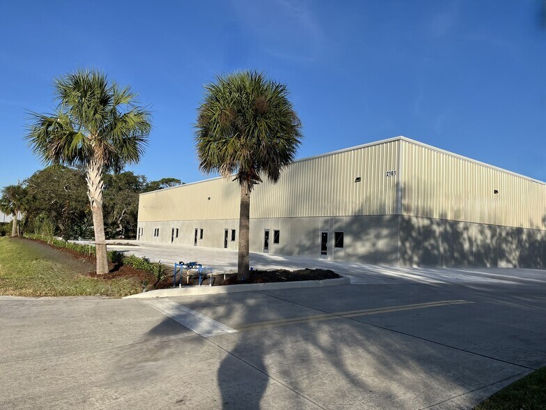 2161 Franklin Drive NE, Palm Bay, FL à louer - Photo principale – Image 1 sur 6
