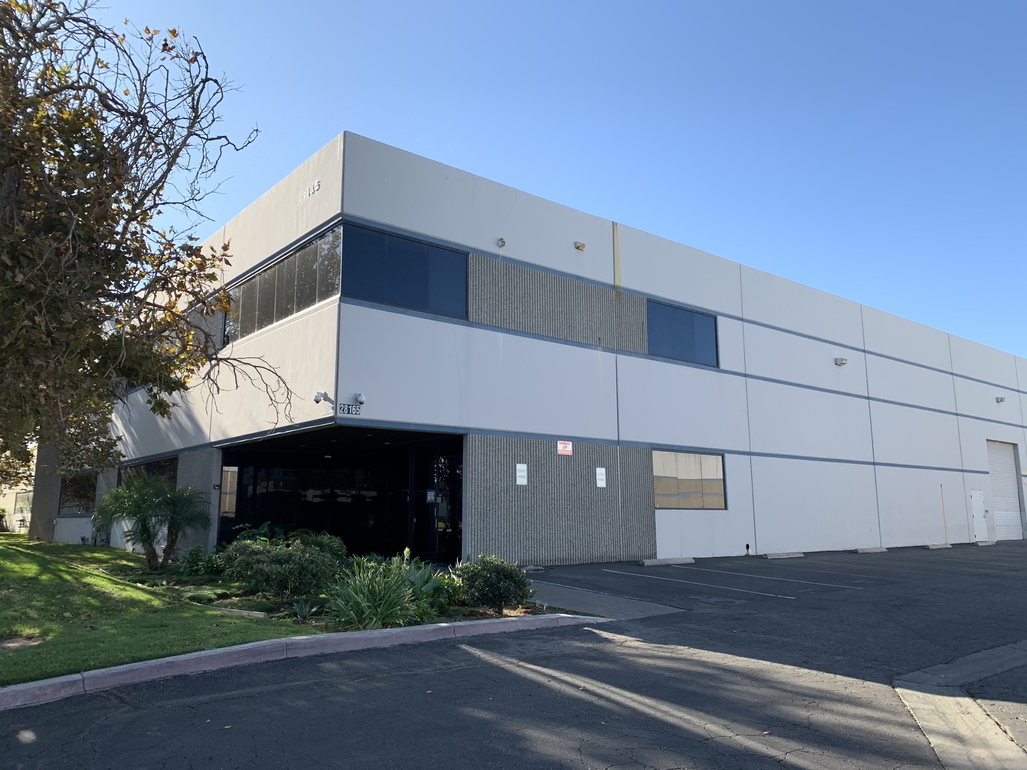 28165 Avenue Crocker, Valencia, CA à louer Photo de l’immeuble– Image 1 sur 6