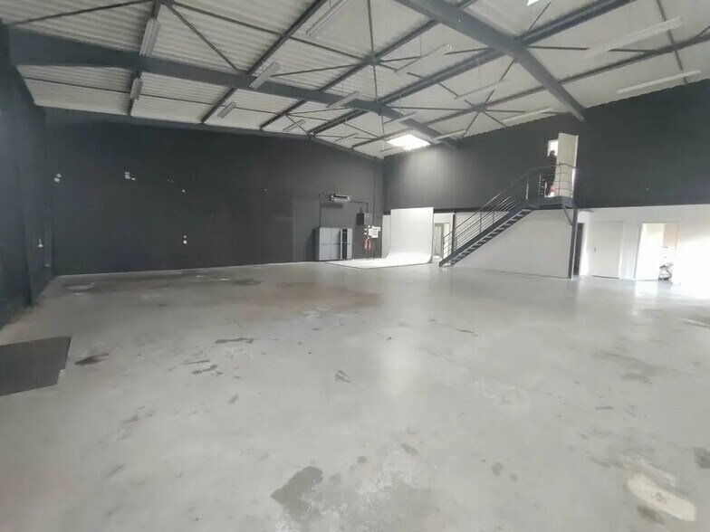 Local d’activités dans Vaulx-Milieu à louer - Photo de l’immeuble – Image 3 sur 9