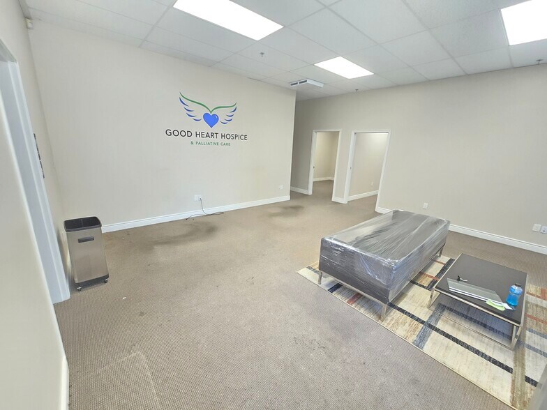 8237 Rochester Ave, Rancho Cucamonga, CA à louer - Photo de l’immeuble – Image 3 sur 14