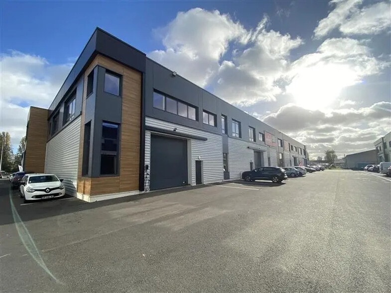 Local d’activités dans Villeneuve-la-Garenne à louer - Photo de l’immeuble – Image 1 sur 8