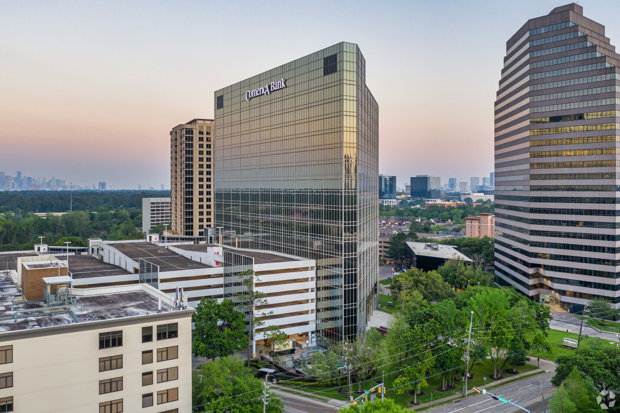 2 RIVERWAY, Houston, TX à louer Photo de l’immeuble– Image 1 sur 24