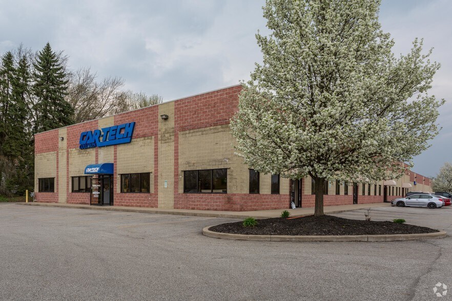 727 E Turkeyfoot Lake, Akron, OH à louer - Photo principale – Image 1 sur 17