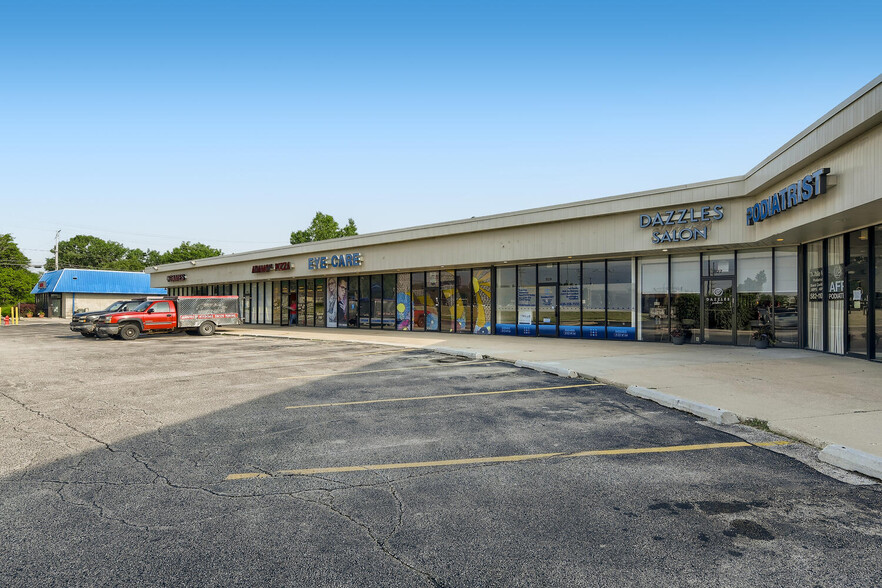 805-845 N Roselle Rd, Schaumburg, IL à louer - Photo de l’immeuble – Image 3 sur 22