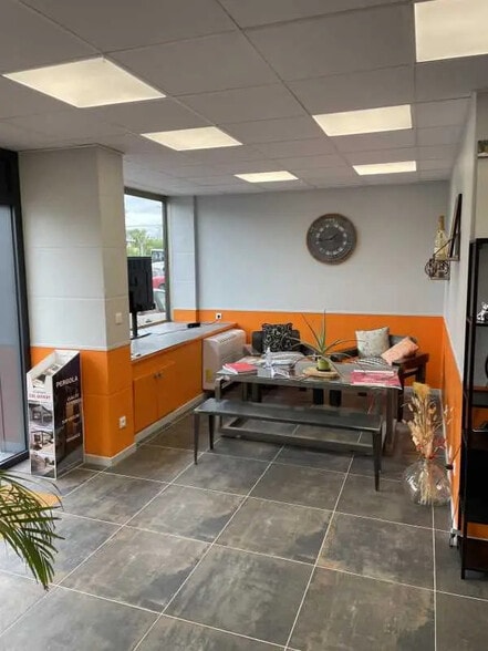 Local commercial dans Chantilly à louer - Photo intérieure – Image 2 sur 4