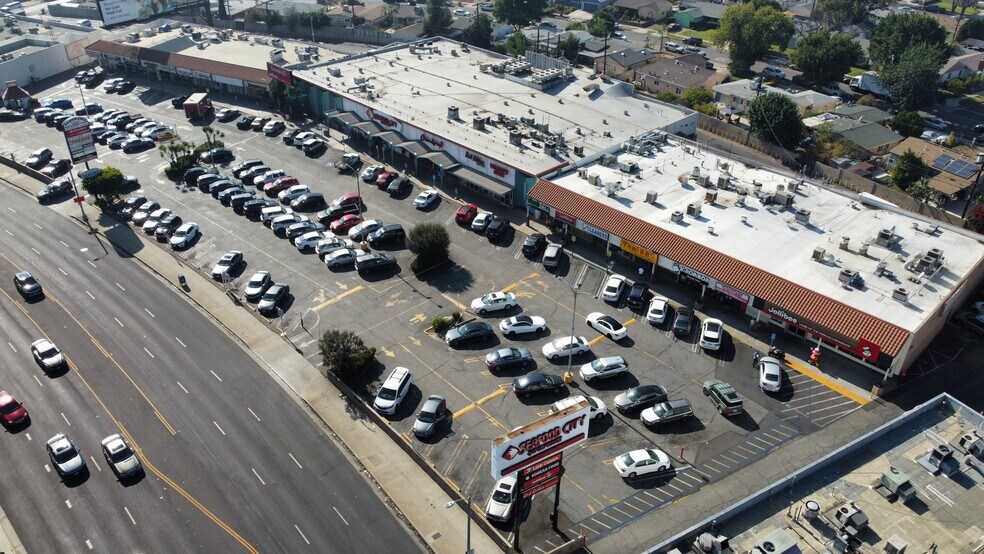 8207-8261 Woodman Ave, Panorama City, CA à louer - Photo principale – Image 2 sur 4