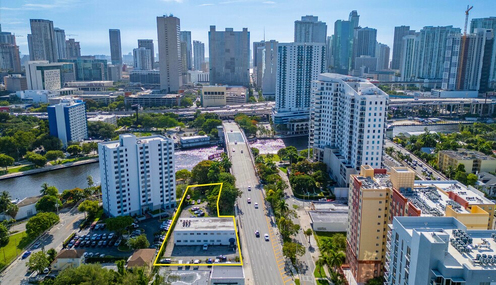 529 W Flagler St, Miami, FL à louer - Photo de l’immeuble – Image 3 sur 10