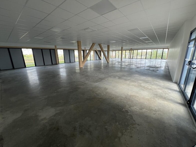 Bureau dans DOUVRES-LA-DÉLIVRANDE à vendre - Photo de l’immeuble – Image 3 sur 11