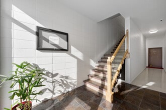 1053-1055 Kingsway, Vancouver, BC à louer Photo intérieure– Image 2 sur 4