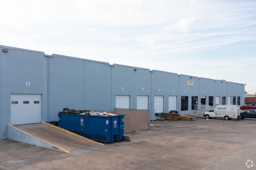 8801 Wallisville Rd, Houston, TX à louer - Photo de l’immeuble – Image 3 sur 21