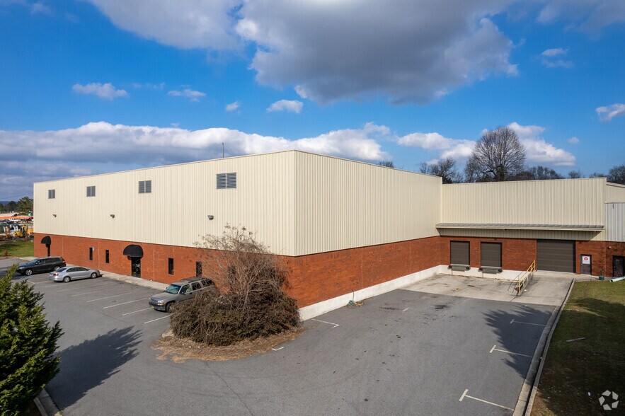 265 Castleberry Industrial Dr, Cumming, GA à louer - Photo de l’immeuble – Image 1 sur 13