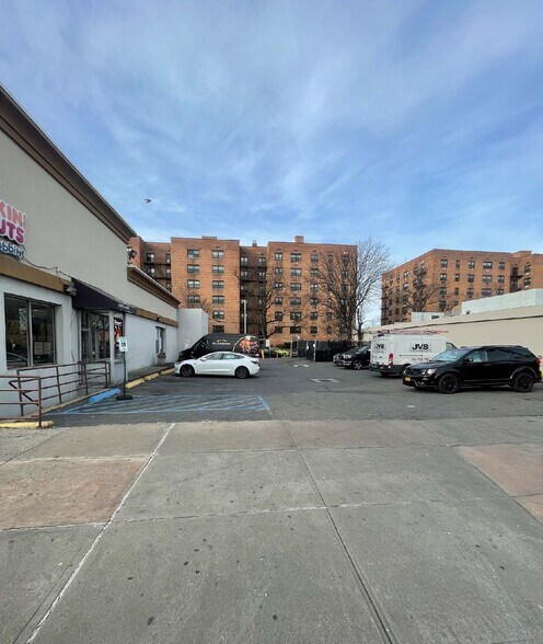 9925 Horace Harding Expy, Flushing, NY à louer - Photo de l’immeuble – Image 3 sur 4