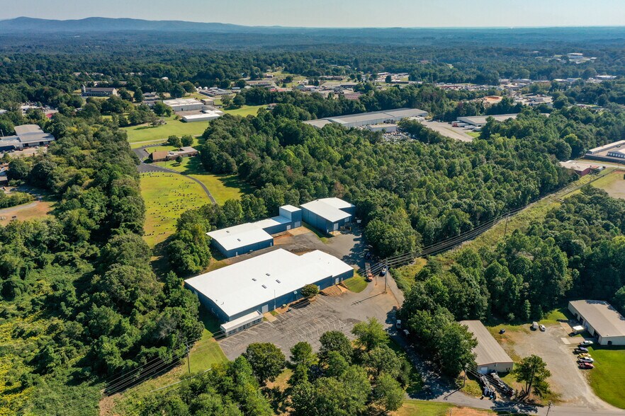 144 Industrial Dr, Forest City, NC à louer - Photo de l’immeuble – Image 3 sur 42