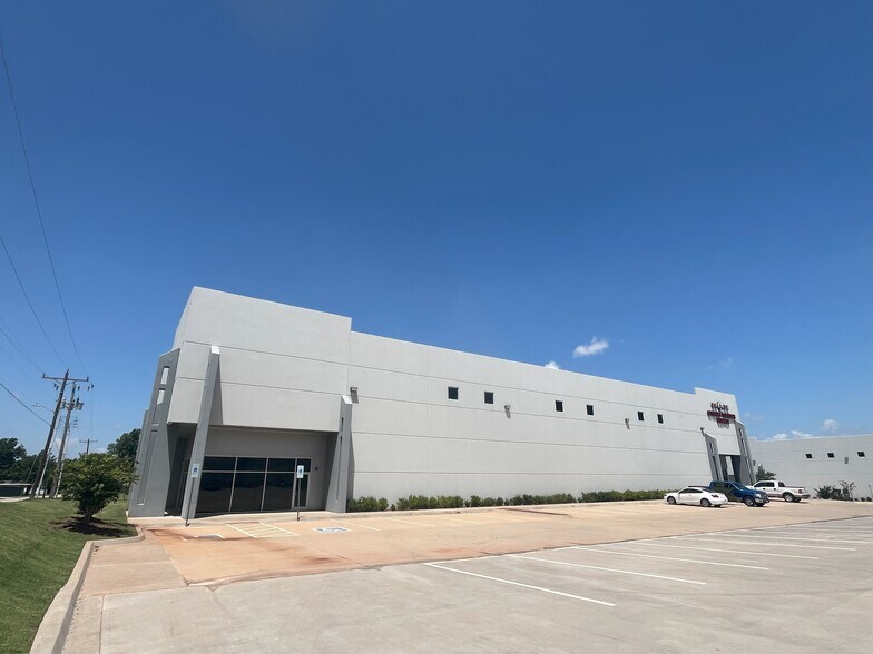 4700 SW 25th Cir, Oklahoma City, OK à louer - Photo de l’immeuble – Image 3 sur 36