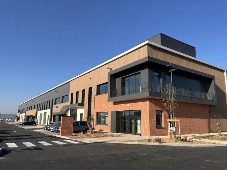 Local d’activités dans Saint-Priest à louer - Photo de l’immeuble – Image 2 sur 7