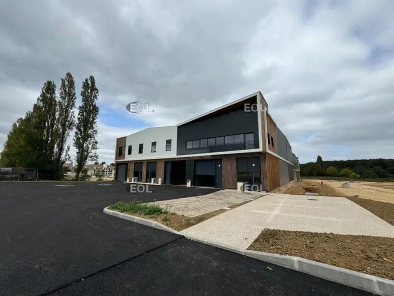 Local d'activités dans Plaisir à vendre - Photo de l’immeuble – Image 2 sur 9
