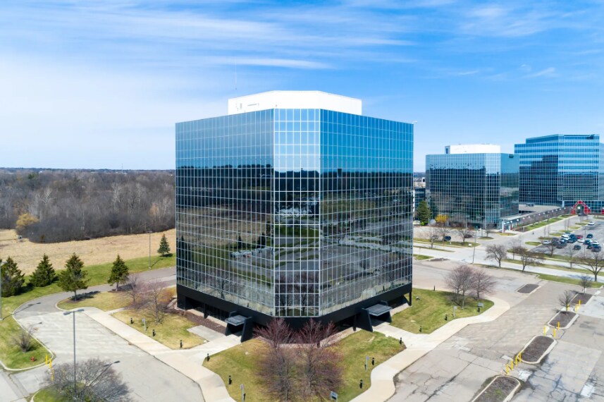 27350 W 11 Mile Rd, Southfield, MI à vendre Photo de l’immeuble– Image 1 sur 12