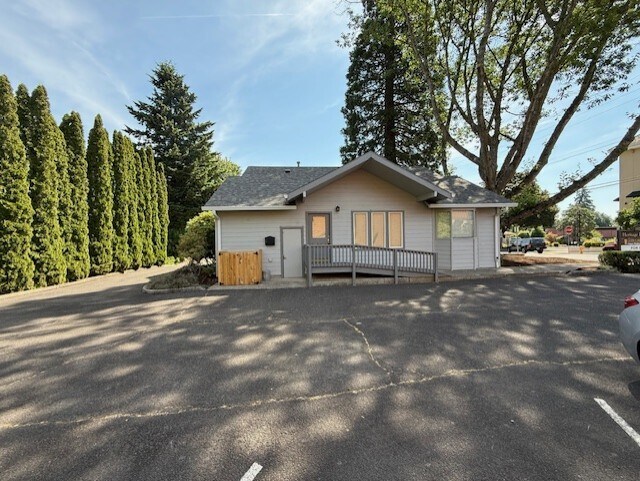 1579 Burns St, West Linn, OR à louer - Photo de l’immeuble – Image 3 sur 10