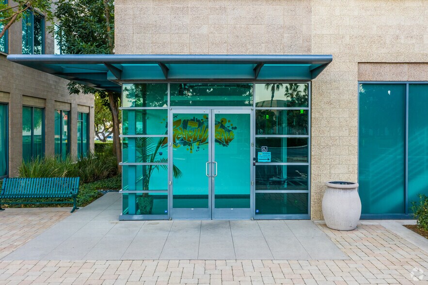 16531 Scientific Way, Irvine, CA à vendre - Photo de l’immeuble – Image 3 sur 7