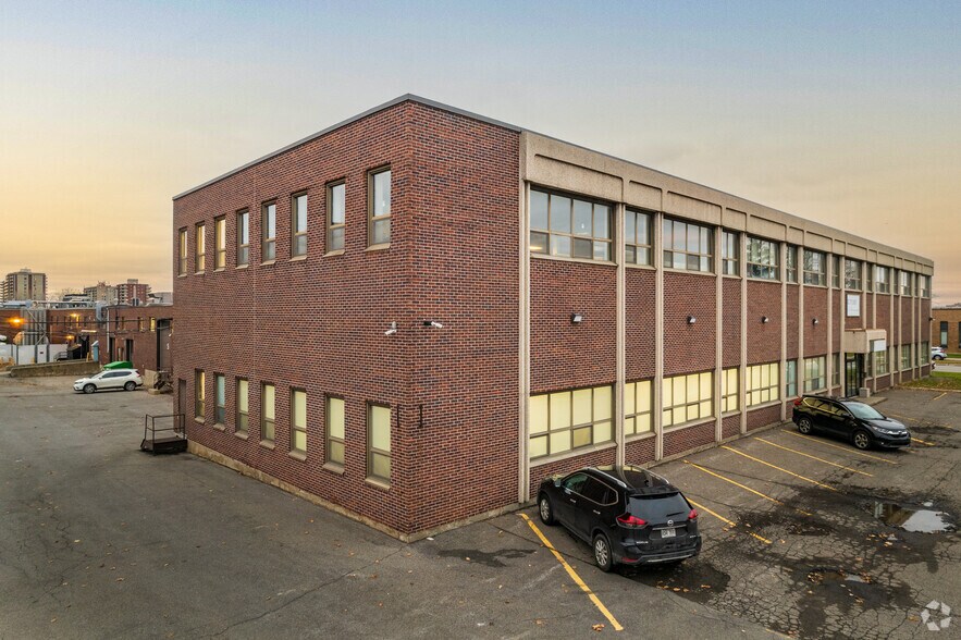 310-400 Boul Montpellier, Montréal, QC à louer - Photo de l’immeuble – Image 1 sur 4