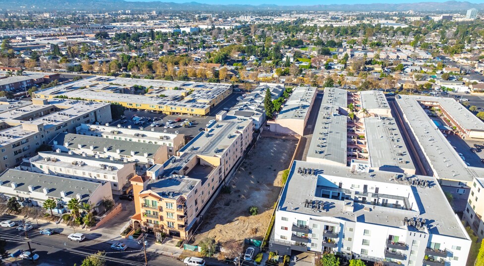 7911 Ventura Canyon Ave, Panorama City, CA à vendre - Aérien – Image 2 sur 14