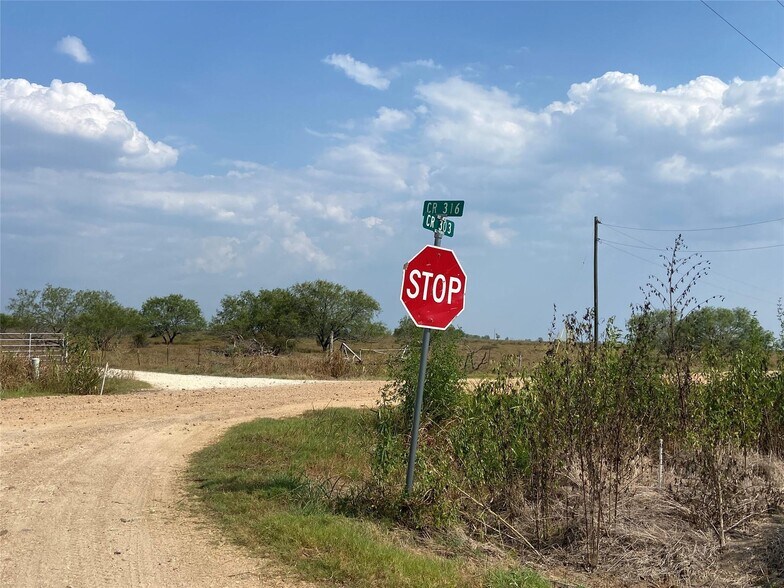 4652-4714 County Road 316, El Campo, TX à vendre - Photo de l’immeuble – Image 2 sur 4