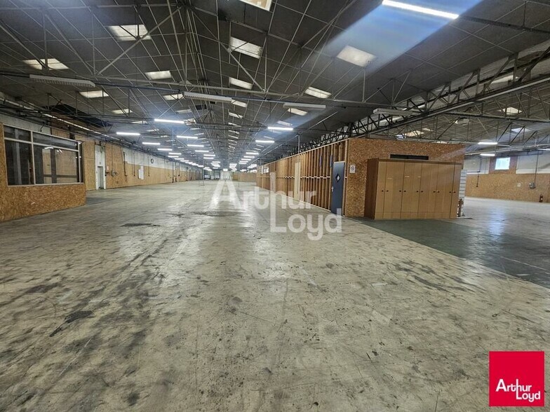 Industriel/Logistique dans SAINT-BARTHELEMY-D'ANJOU à louer - Photo de l’immeuble – Image 2 sur 3