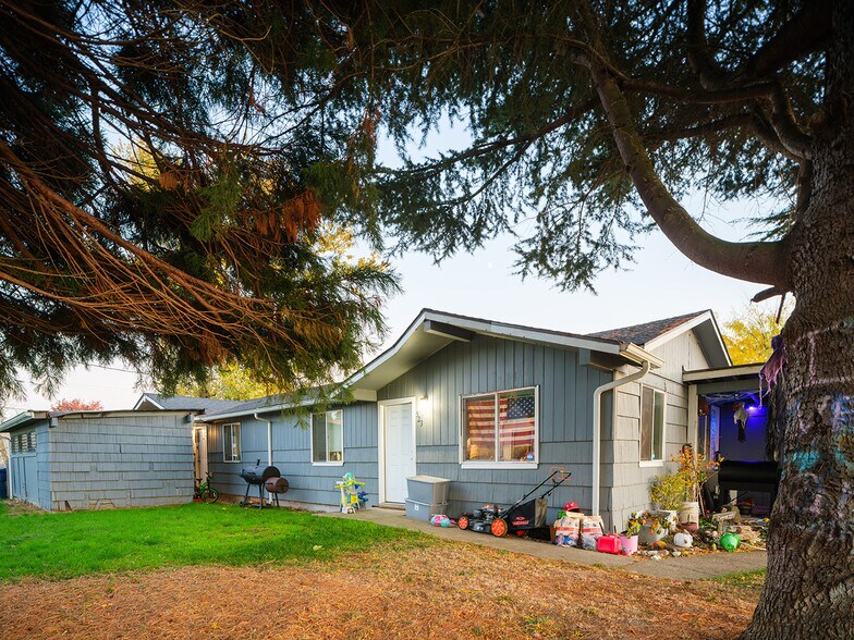 521 Walnut St, Independence, OR à vendre - Photo principale – Image 1 sur 10