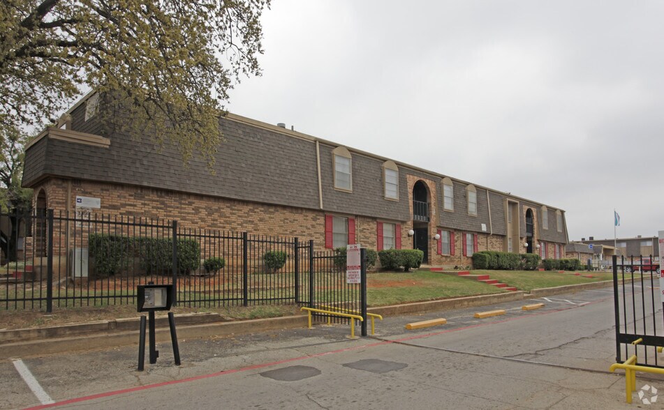 1525 Sandy Ln, Fort Worth, TX à vendre - Photo principale – Image 1 sur 3