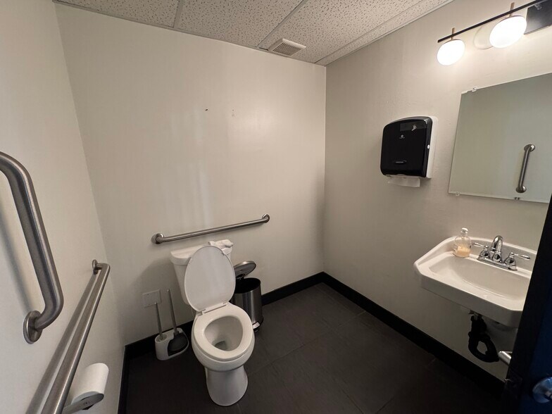 807 Fort Union Blvd, Midvale, UT à louer - Photo de l’immeuble – Image 2 sur 6