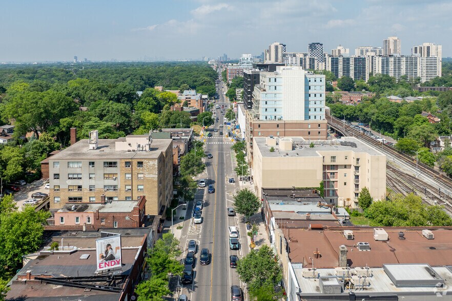 1618 Bloor St W, Toronto, ON à louer - Aérien – Image 2 sur 2