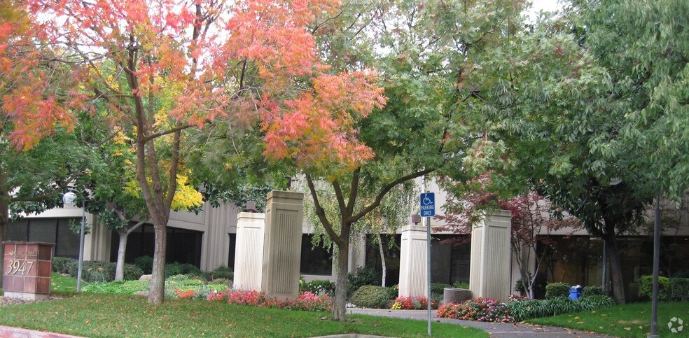3947 Lennane Dr, Sacramento, CA à louer - Photo de l’immeuble – Image 2 sur 7