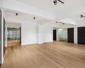 134 Abbott St, Vancouver, BC à louer Photo de l’immeuble– Image 1 sur 2