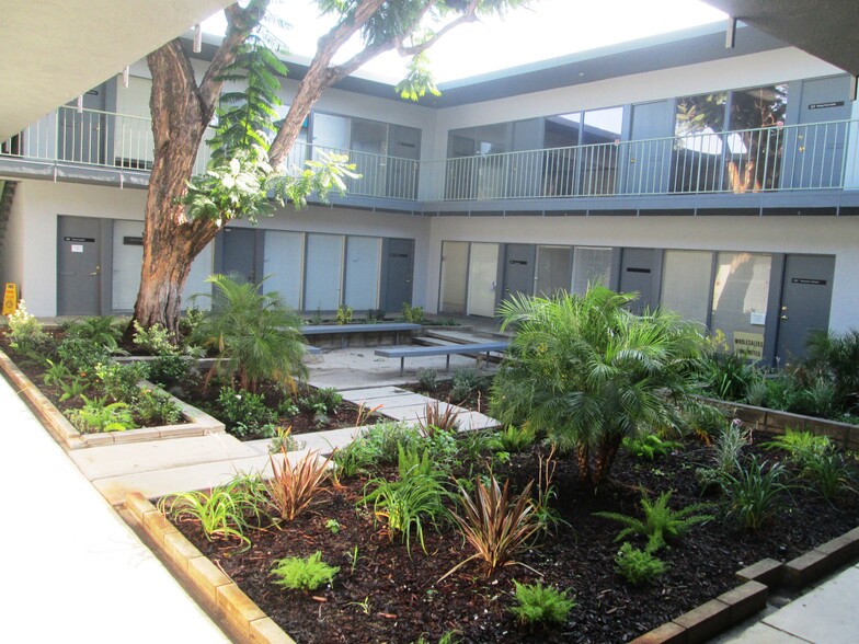 18645 Sherman Way, Reseda, CA à louer - Photo de l’immeuble – Image 2 sur 2