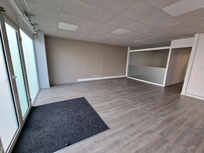 Plus de détails pour Local commercial à louer