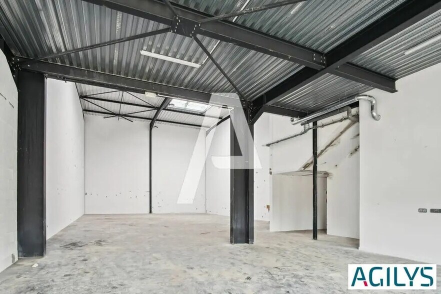 Local d'activités dans Courtry à vendre - Photo de l’immeuble – Image 2 sur 5