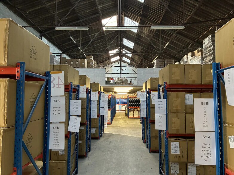 Local d’activités dans Le Muy à louer - Photo de l’immeuble – Image 2 sur 5