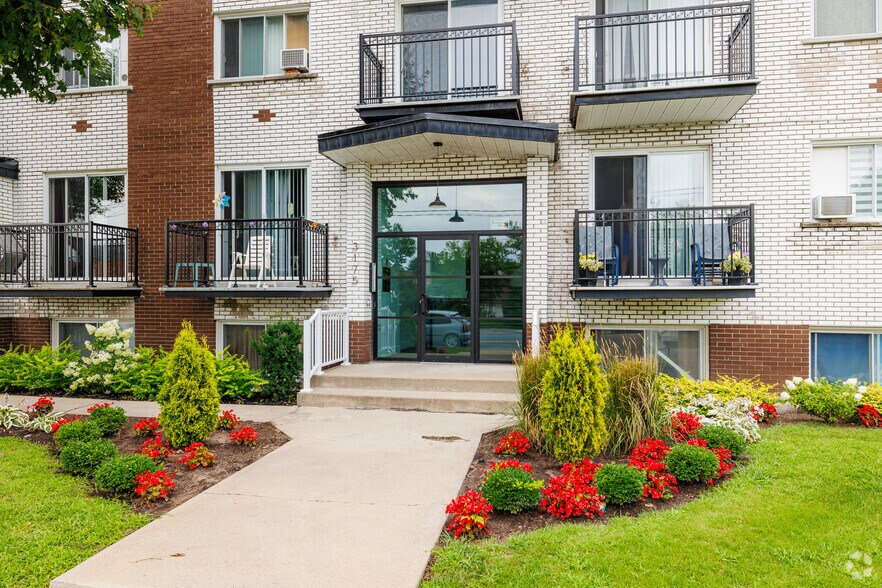 3165 Rue De Mont-Royal, Saint-hubert, QC à vendre - Photo de l’immeuble – Image 3 sur 3