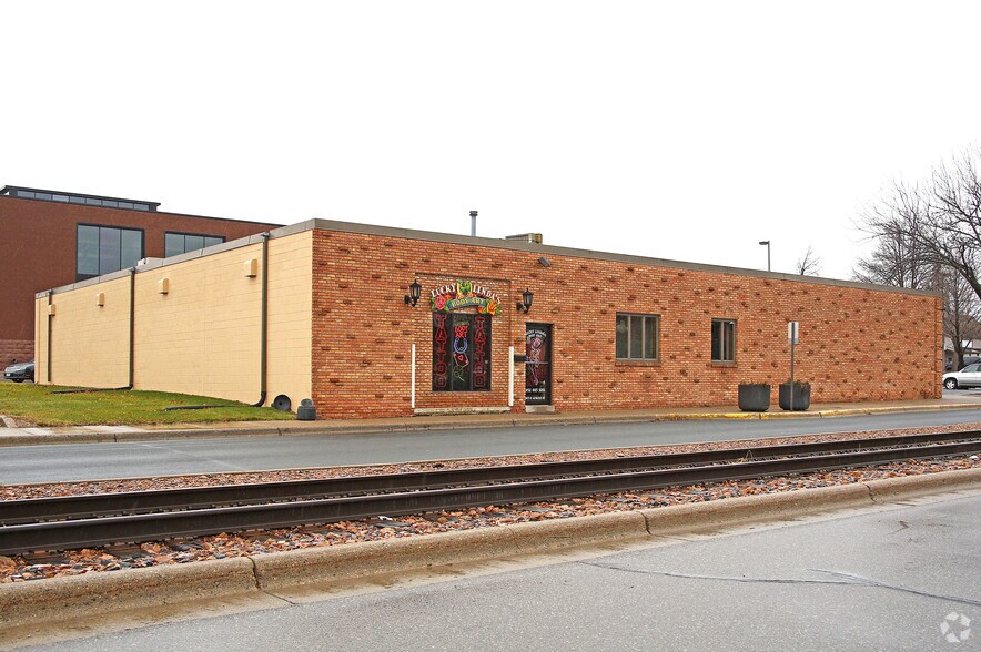 205 S Lewis St S, Shakopee, MN à louer - Photo de l’immeuble – Image 2 sur 5