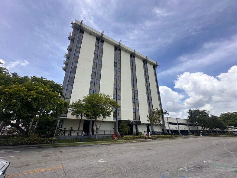 12550 Biscayne Blvd, North Miami, FL à louer - Photo de l’immeuble – Image 3 sur 17