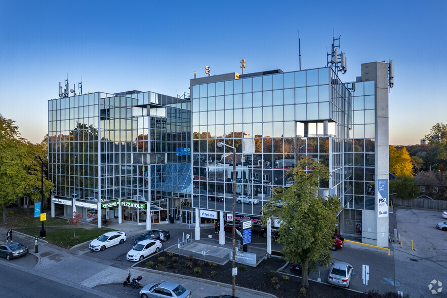2425 Bloor St W, Toronto, ON à louer - Photo de l’immeuble – Image 1 sur 6