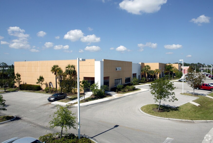 Chico's HQ Campus Partial Sale-Leaseback portefeuille de 7 biens à vendre sur LoopNet.fr - Photo principale – Image 3 sur 7