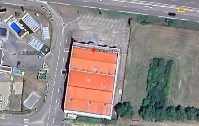 Local commercial dans Ruy-Montceau à louer - Photo de l’immeuble – Image 3 sur 3