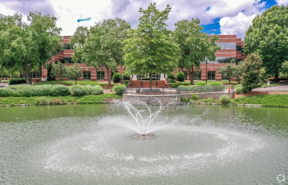 6340 Quadrangle Dr, Chapel Hill, NC à louer - Photo de l’immeuble – Image 2 sur 4