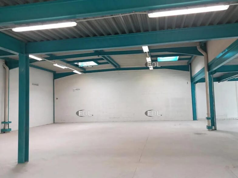 Local d’activités dans Tremblay-en-France à louer - Photo de l’immeuble – Image 2 sur 5