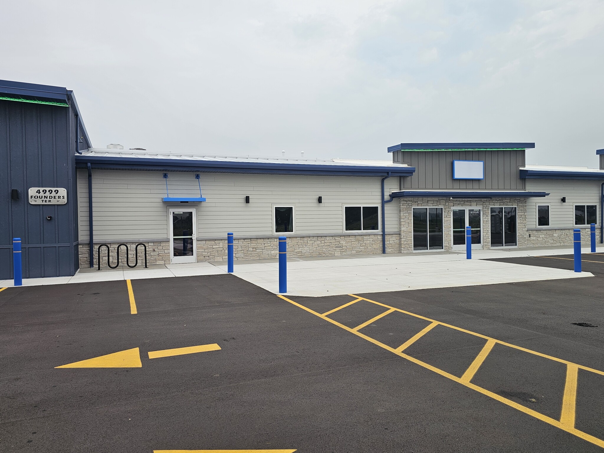 4999 Founders Ter, Hobart, WI à louer Photo de l’immeuble– Image 1 sur 6