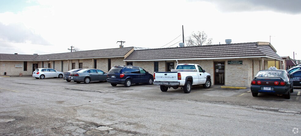 2021-2023 N Mays St, Round Rock, TX à louer - Photo de l’immeuble – Image 2 sur 5